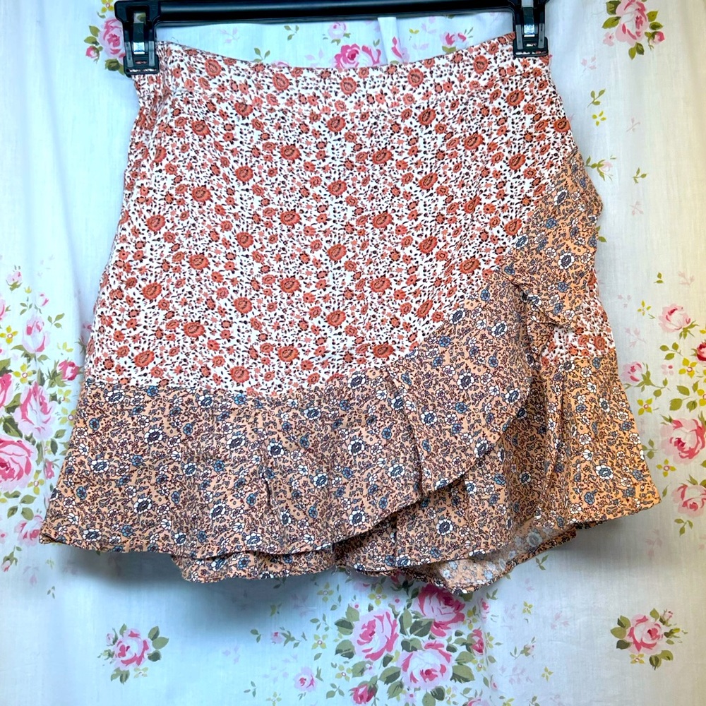 Sim & Sam Floral casual mini skirt Sz Medium